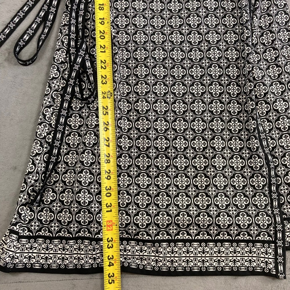 Max Studio Black White Geometric Medallion Print Wrap Dress Size M - Picture 6 of 7